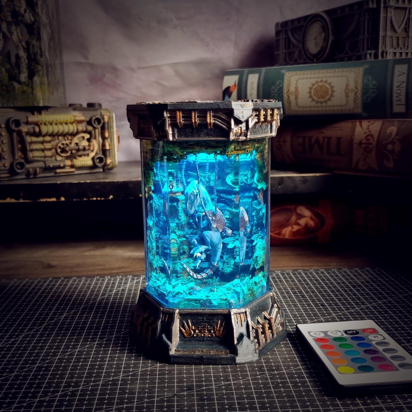 HEXAGON RAPTOR LAMP