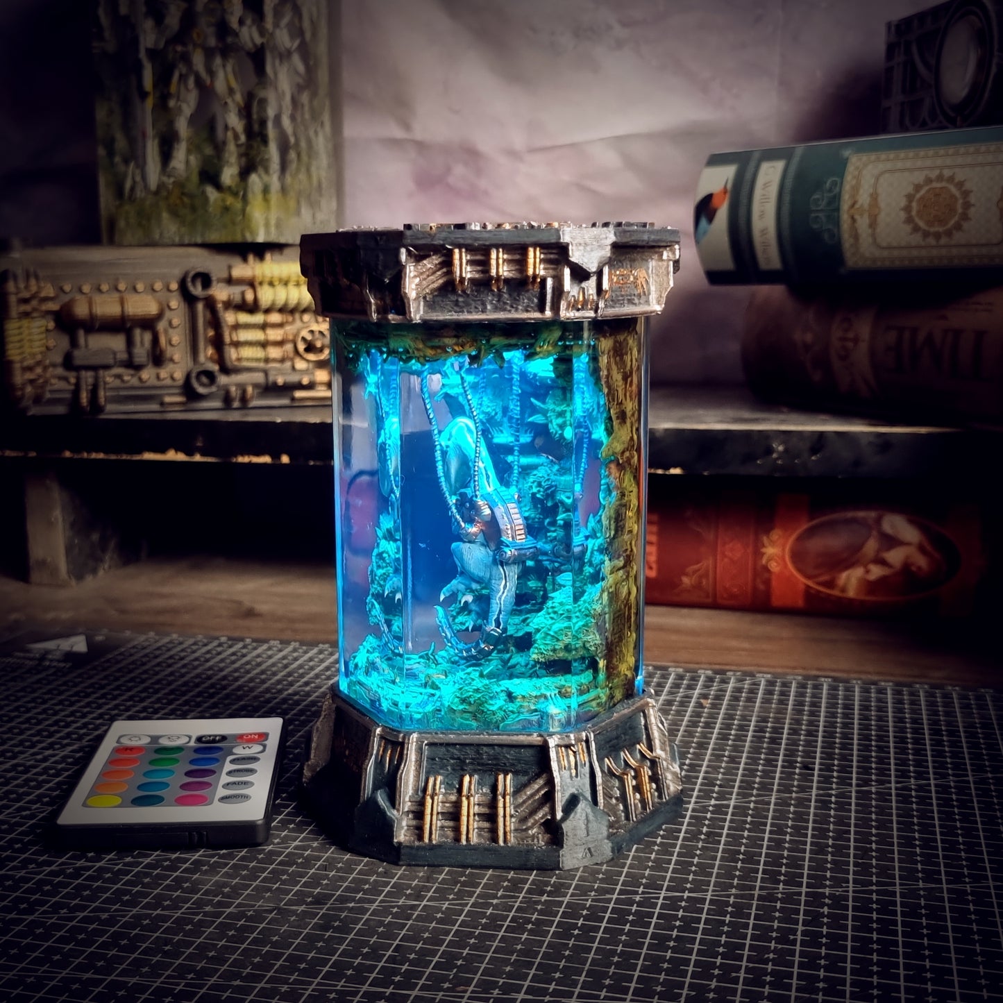 HEXAGON RAPTOR LAMP