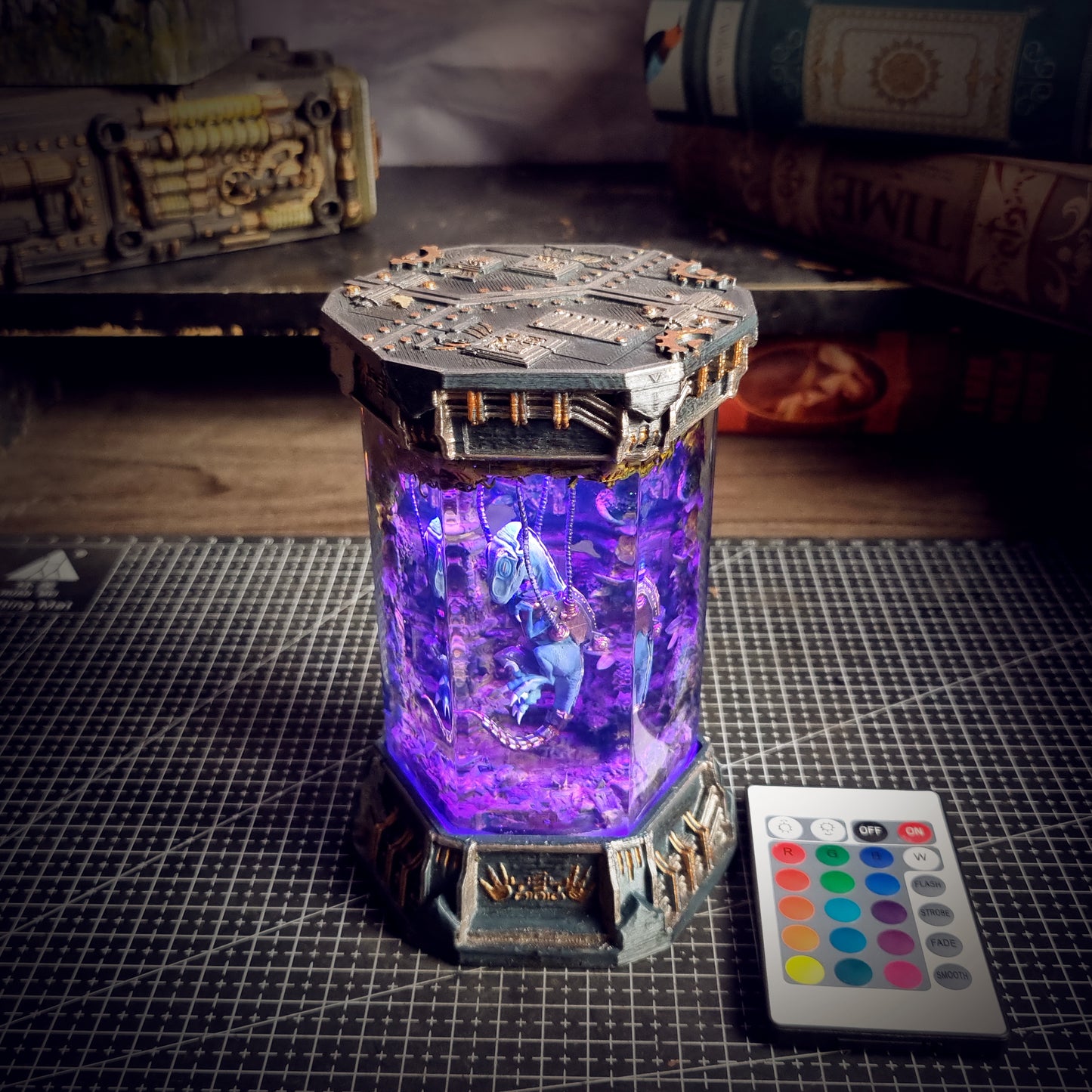 HEXAGON RAPTOR LAMP