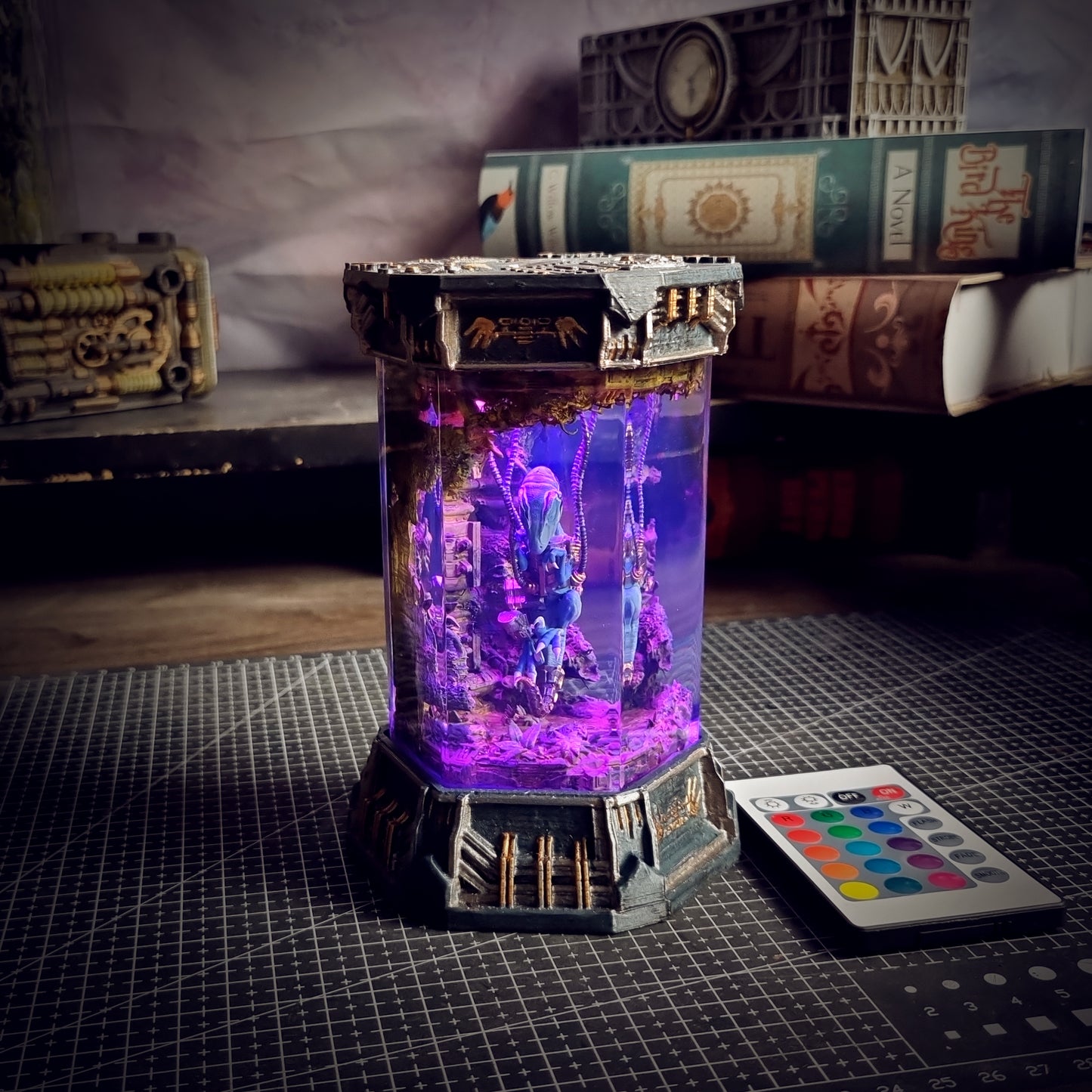 HEXAGON RAPTOR LAMP