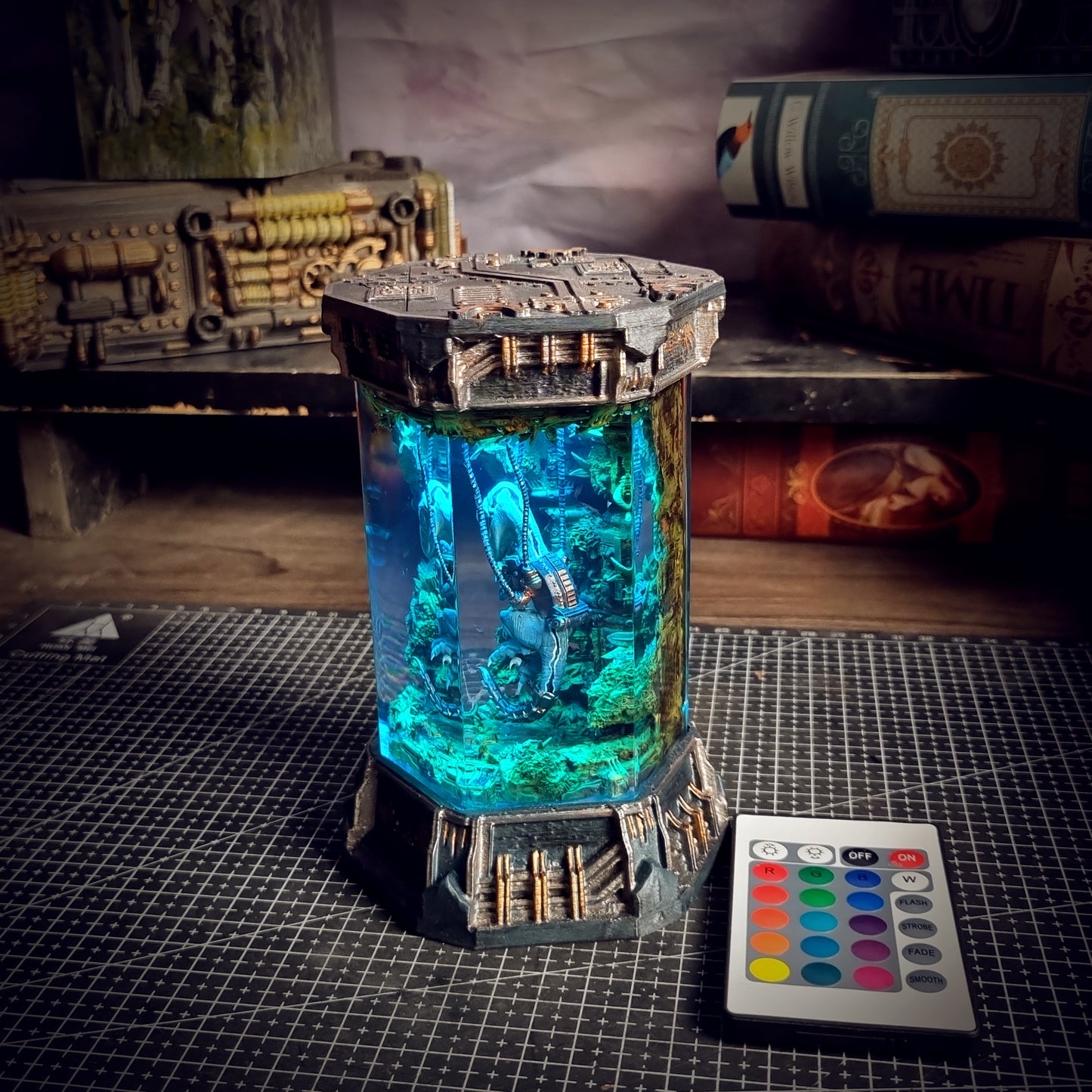 HEXAGON RAPTOR LAMP
