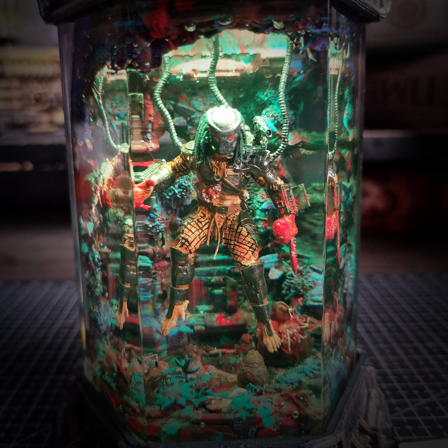 HEXAGON PREDATOR LAMP