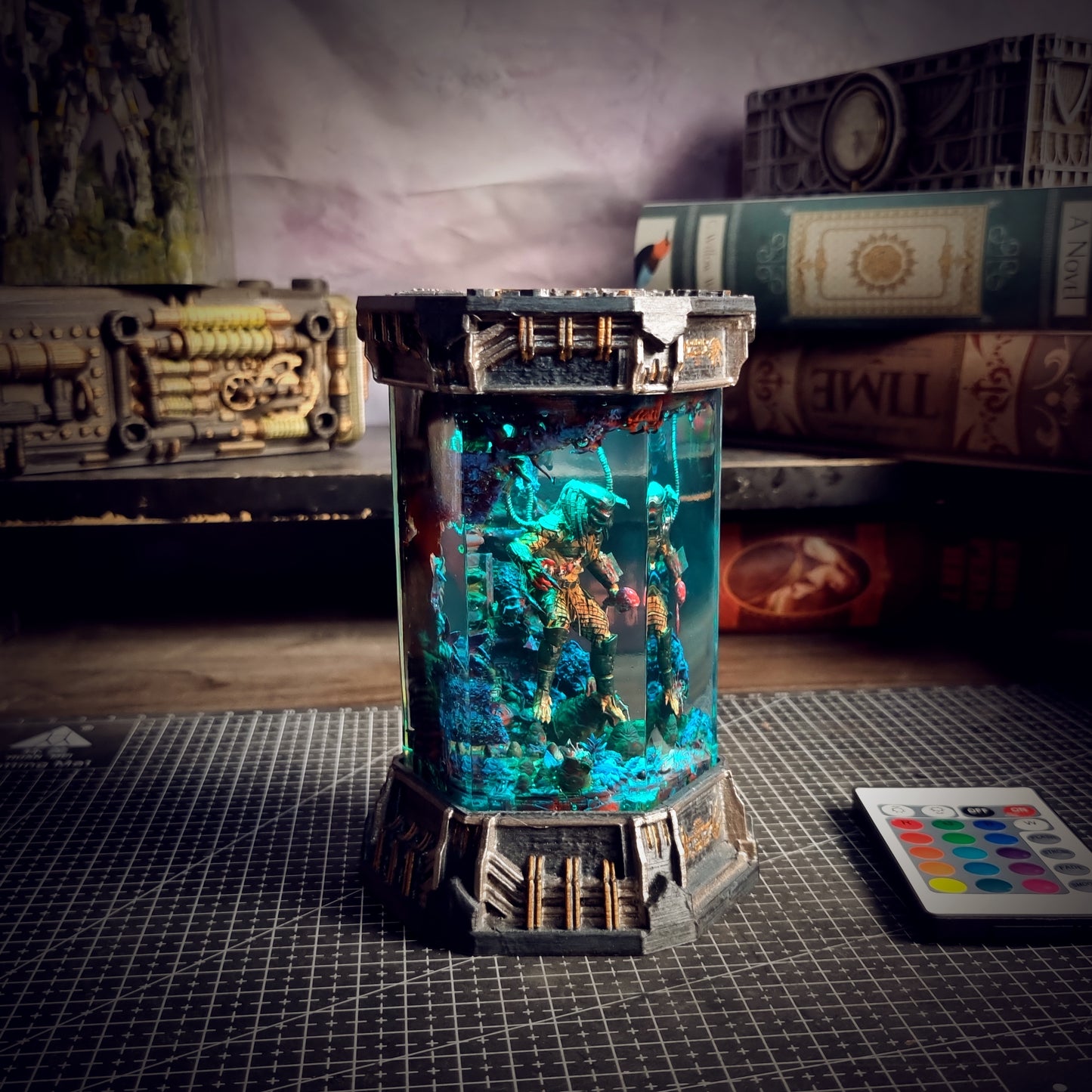 HEXAGON PREDATOR LAMP