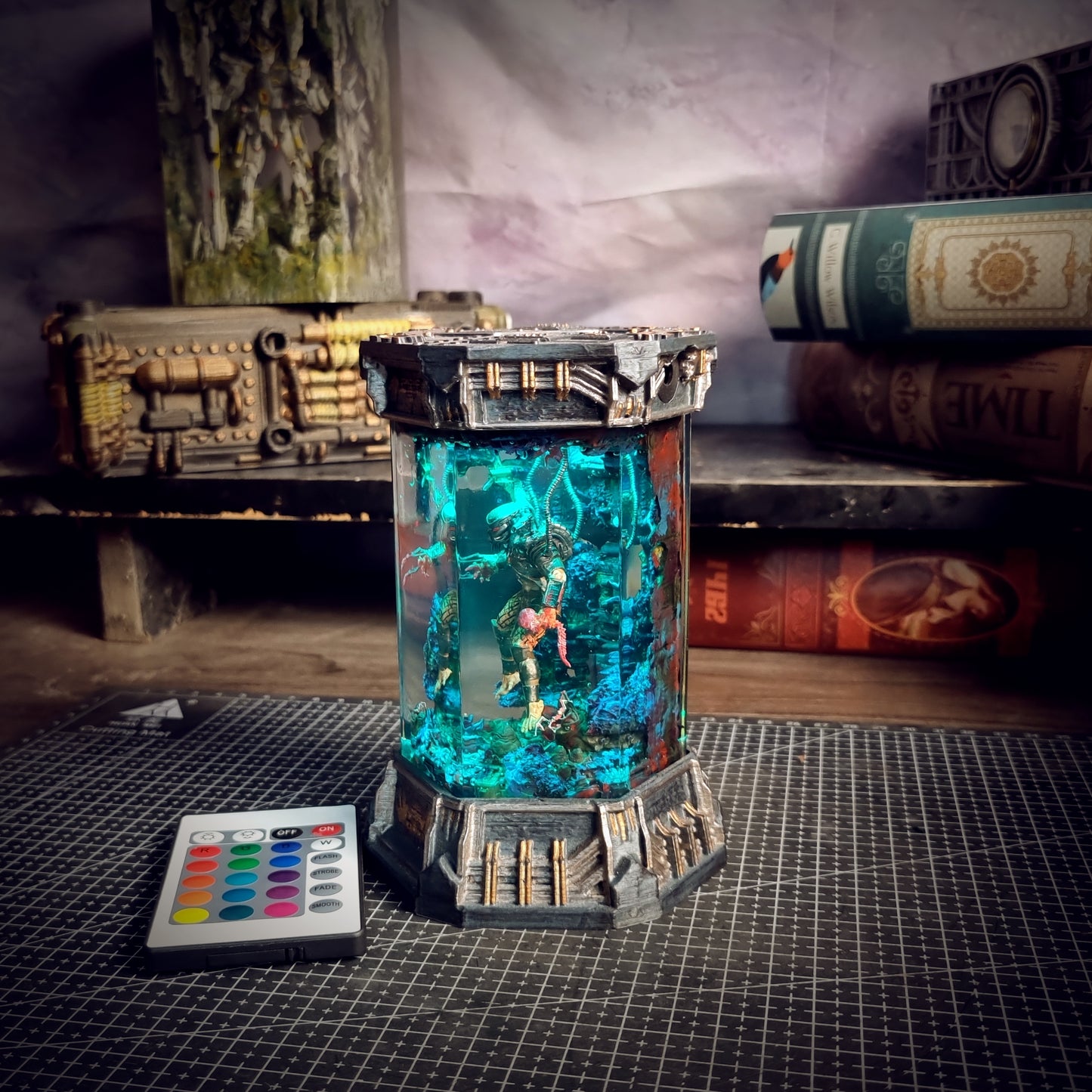 HEXAGON PREDATOR LAMP