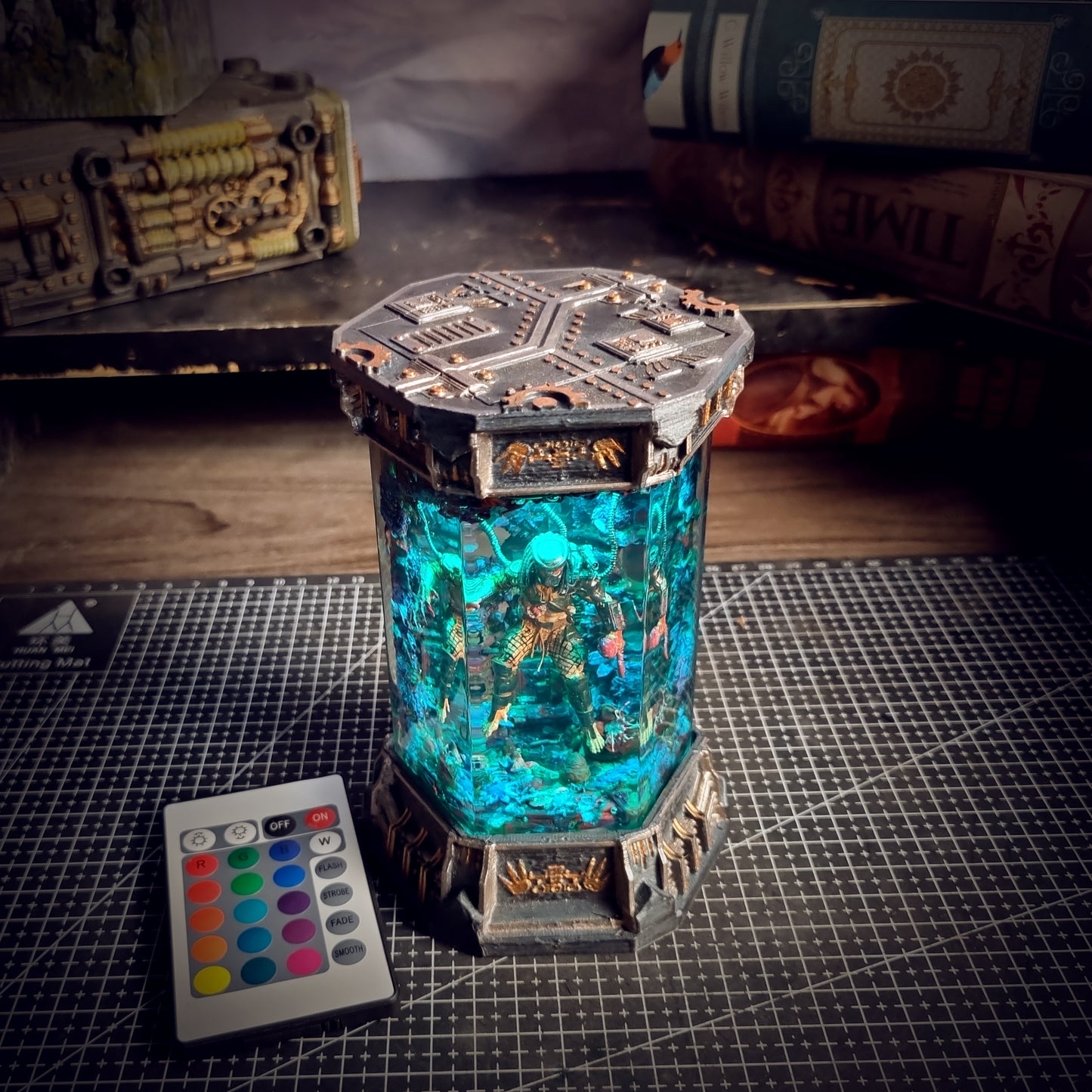 HEXAGON PREDATOR LAMP