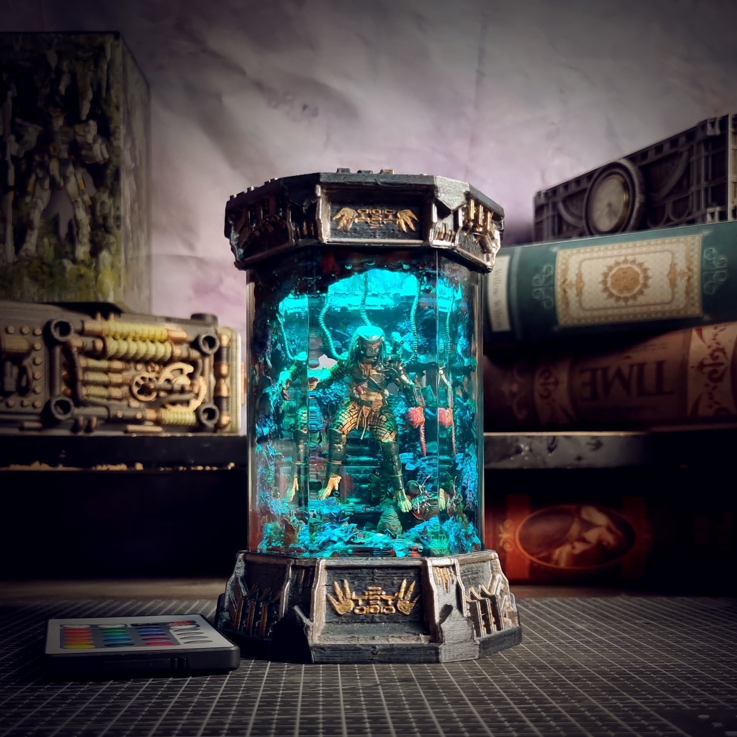 HEXAGON PREDATOR LAMP