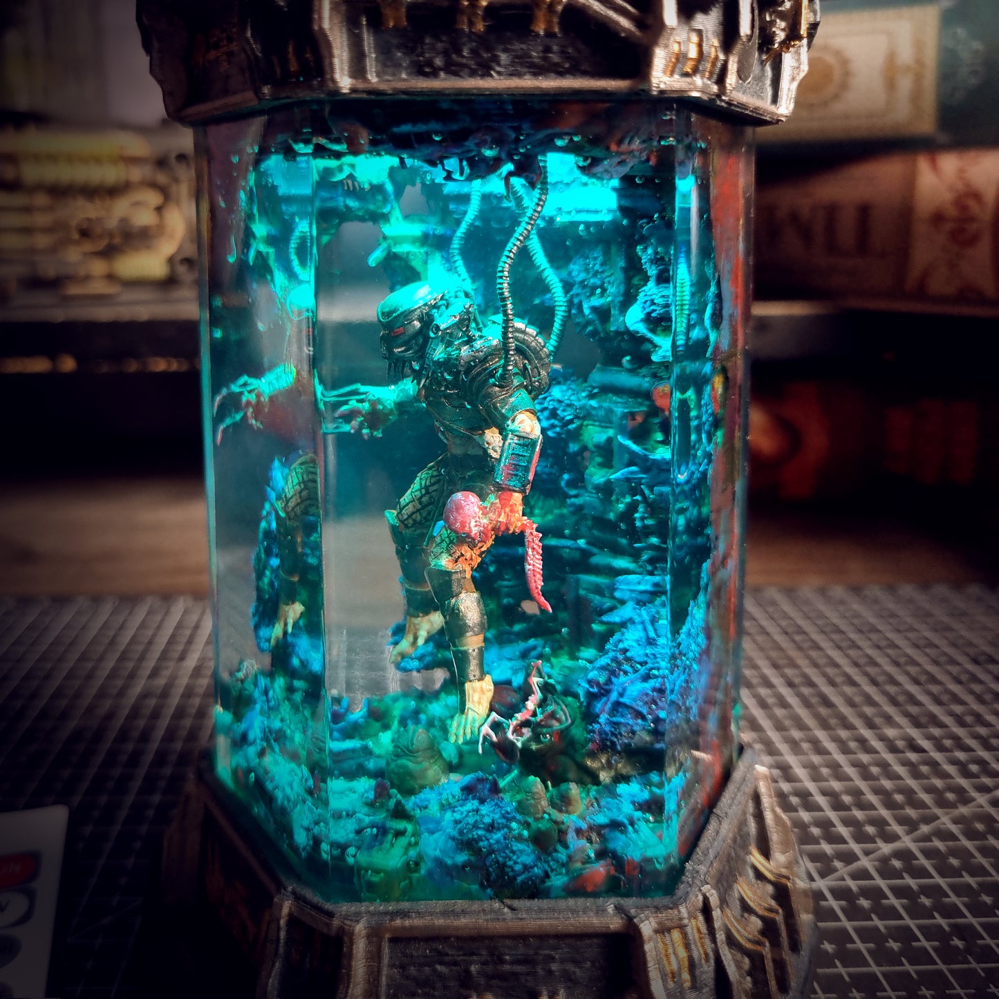 HEXAGON PREDATOR LAMP