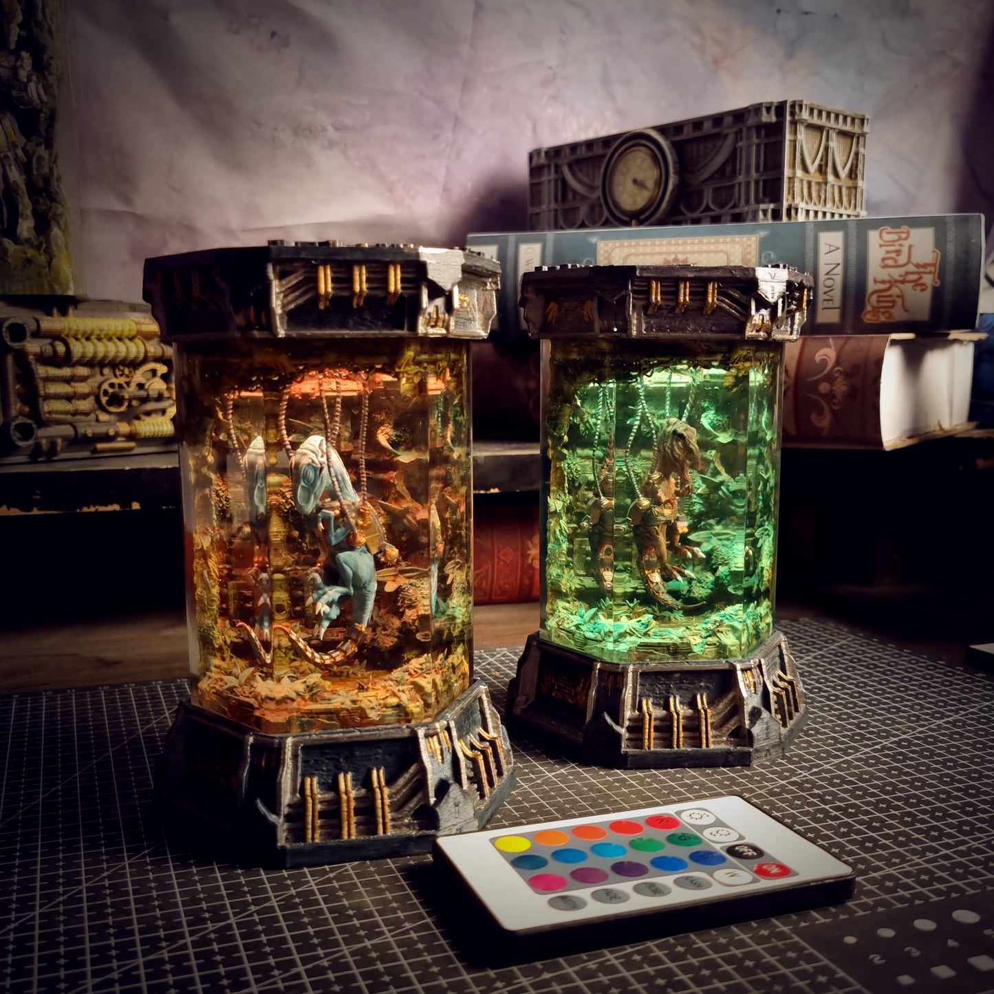 HEXAGON RAPTOR LAMP